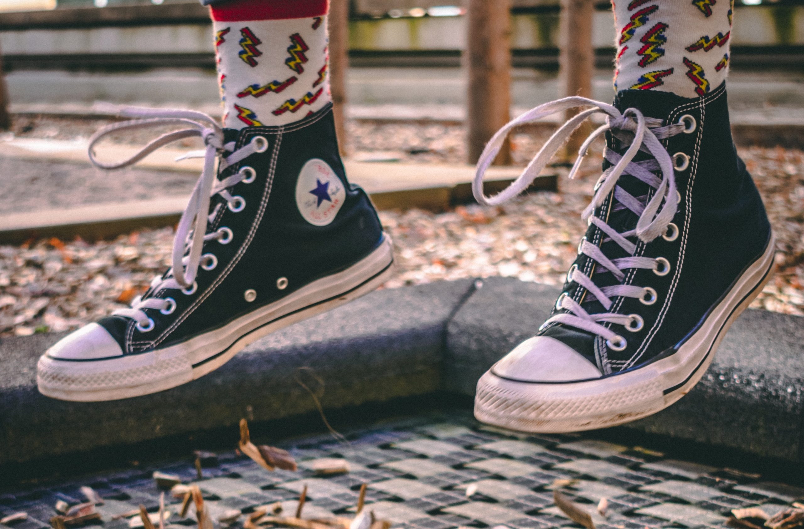 süllyesztett trambulin és Converse cipők